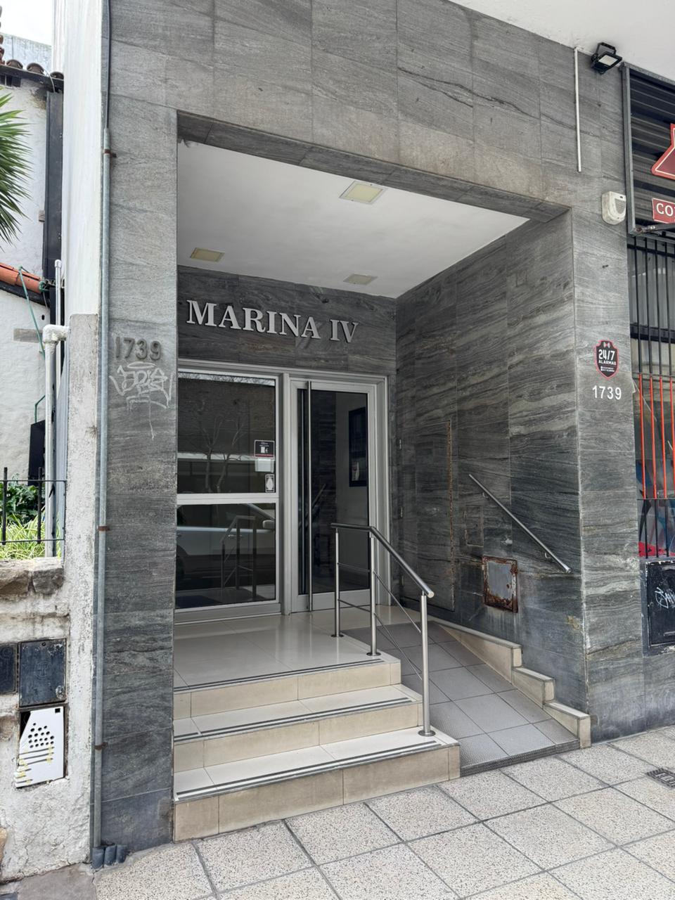 Entrada edificio Marina IV