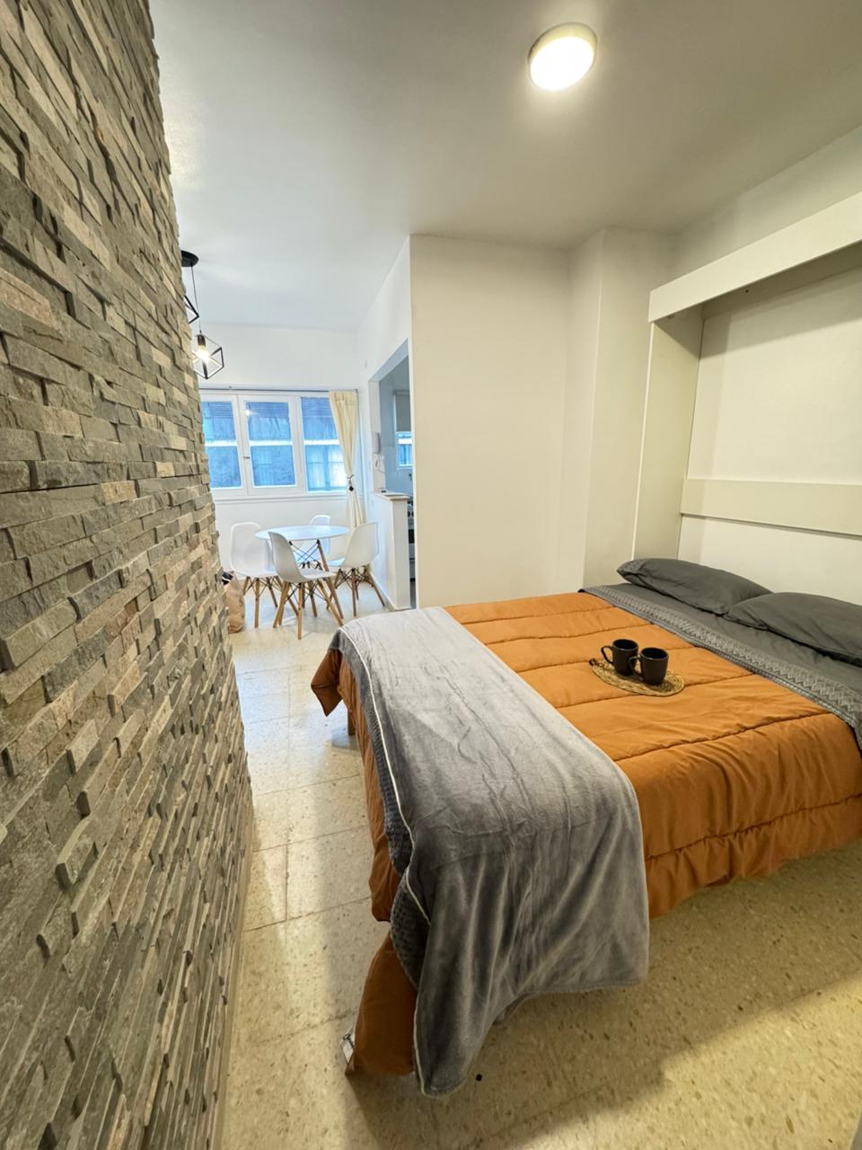 Dormitorio con cama rebatible